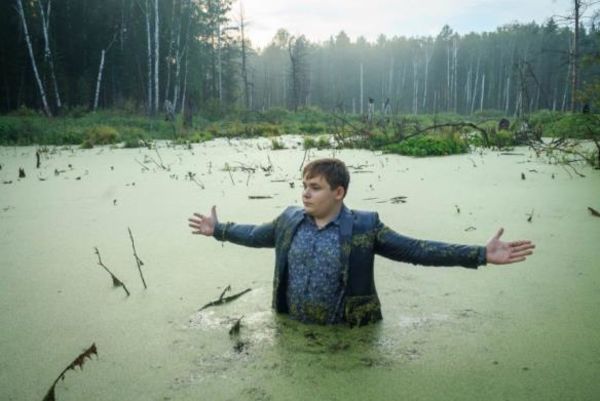俄罗斯17岁男孩在沼泽中拍下的一组照片,让他获得了大奖